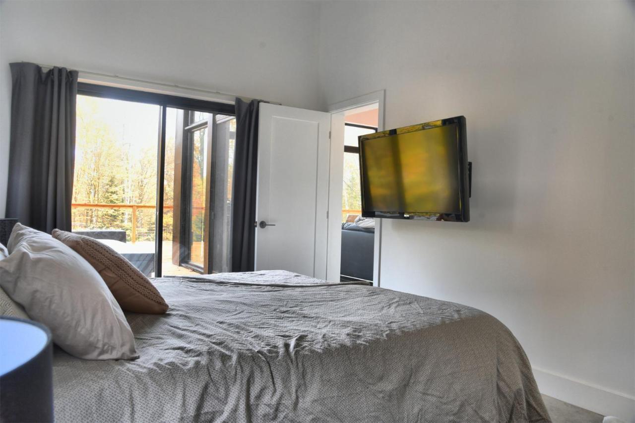 Kallm-Mont-Tremblant Chalet With Hot Tub, Pond & Beach On Private 7Acre Estate Lac-Superieur المظهر الخارجي الصورة